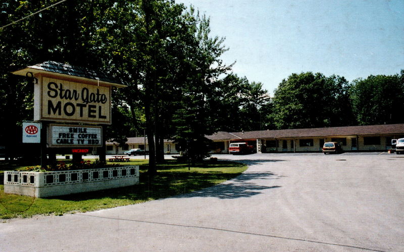 Star Light Motel (Star Gate Motel) - Vintage Postcard (newer photo)